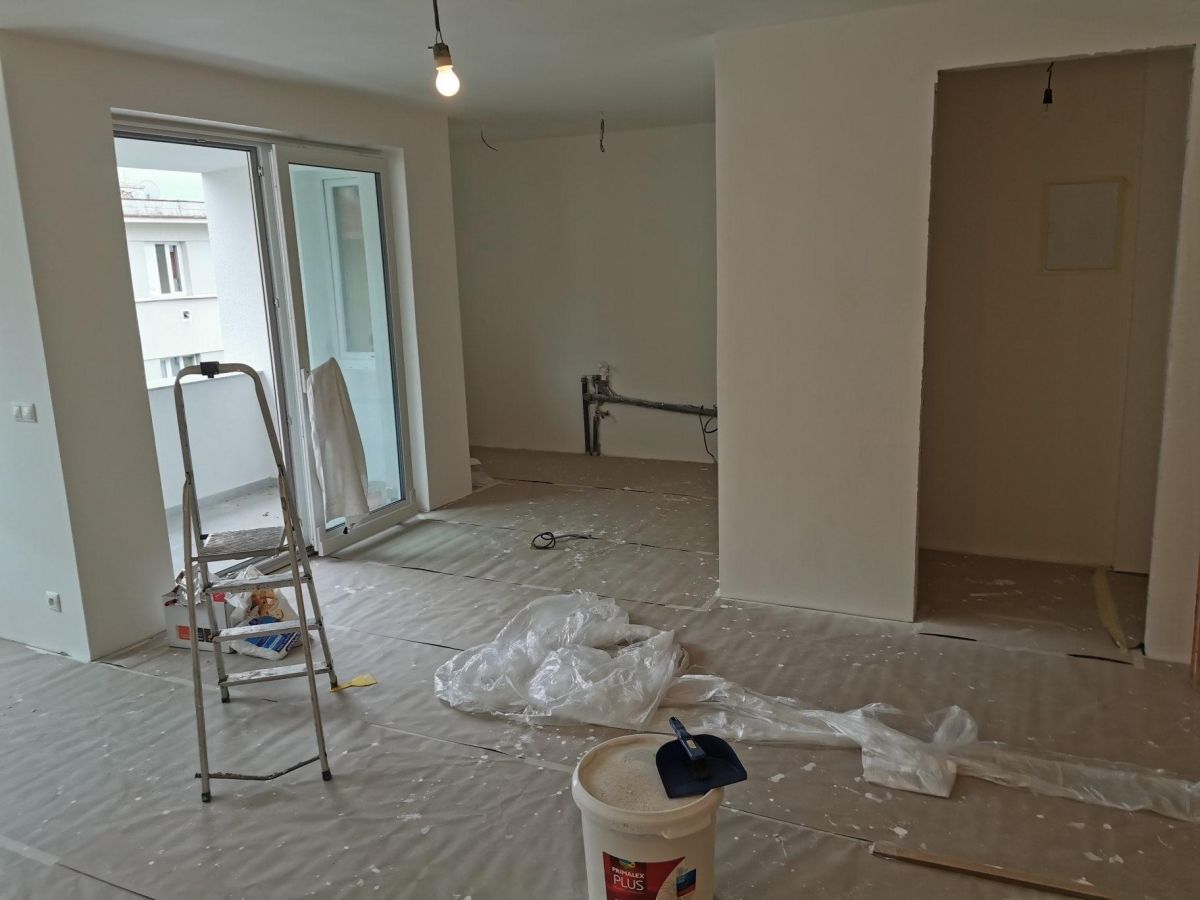 Cómo elegir rodapiés resistentes al agua en pisos BCN