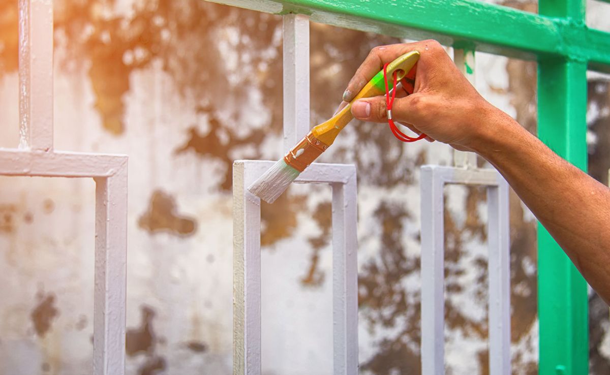 Guía para aplicar esmaltes duraderos en rejas BCN