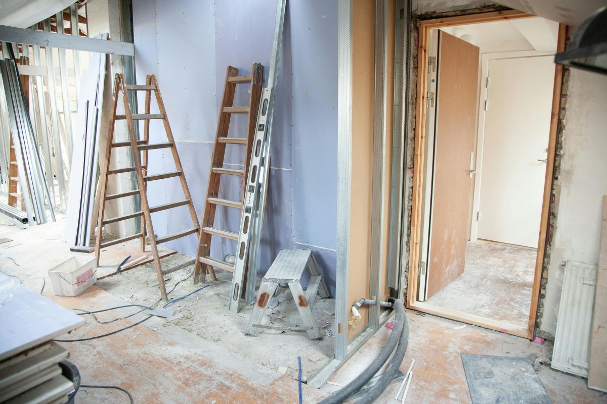 Pasos para reparar humedades en encuentros ventana fachada