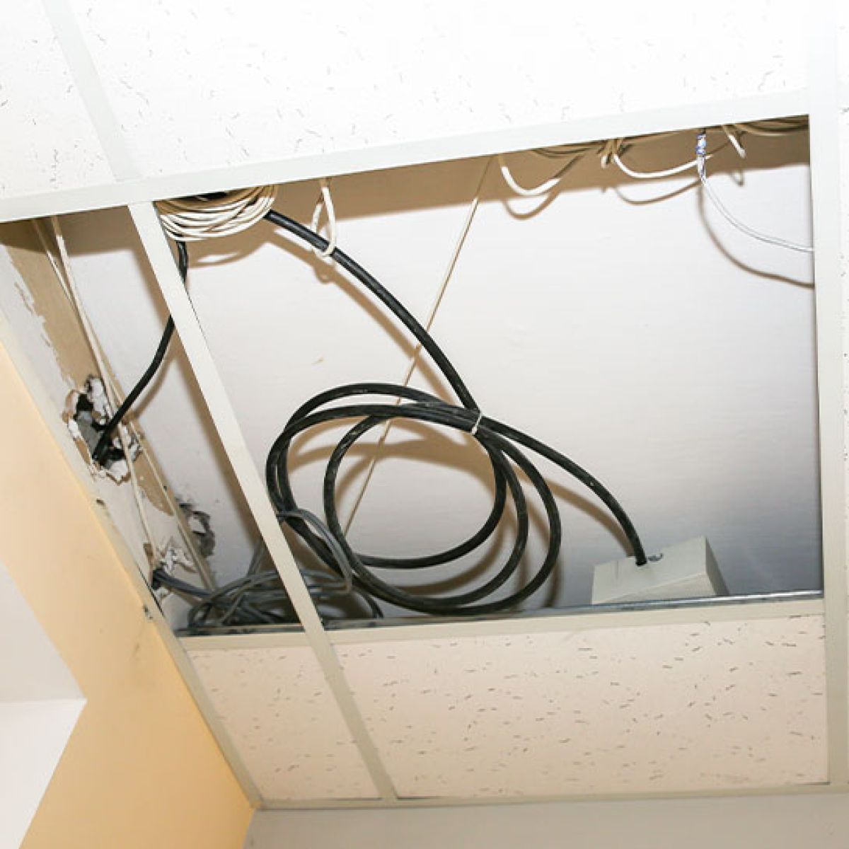 Soluciones para ocultar cables en reformas de salones BCN