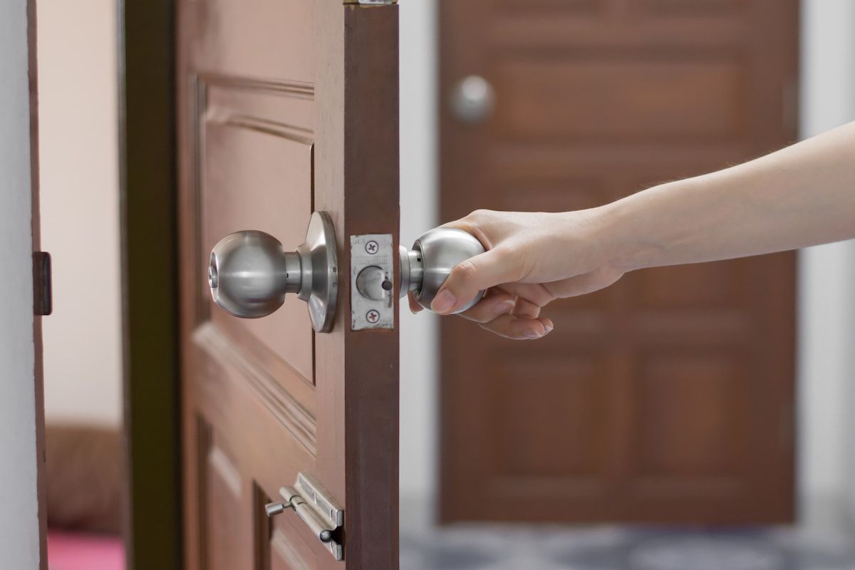 Soluciones para reforzar marcos de puertas en pisos BCN